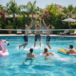 découvrez une sélection de jeux amusants à faire dans une piscine cet été pour profiter pleinement des journées ensoleillées et s'amuser en famille ou entre amis.
